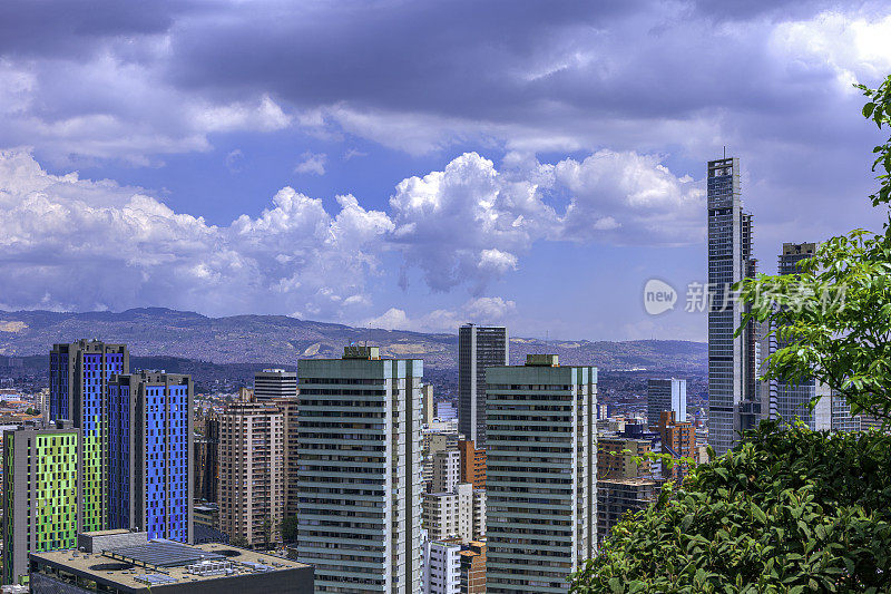 Bogotá，哥伦比亚- BD的高角度视角Bacatá在右边，从安第斯山脉的更高的海拔上看，这个巨大的，现代的安第斯首都最高的人造建筑。